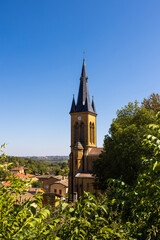 Clocher en pierres dorées de l’Église Saint-Etienne dans le village de Jarnioux, dans le...