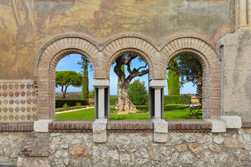 Beautifully painted house facade with Romanesque windows. Depending on the requirements, a beautiful background, for example a Tuscany picture, can be mounted.