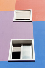 Ventanas en fachada de edificio de colores.