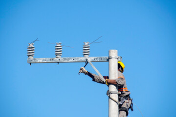 Obraz premium worker, construction, building, climbing, high, work, sky, safety, window, power, working, electrician, rope, jump, men, people, industry, sport, climb, roof, height, electricity, line, danger, risk, 