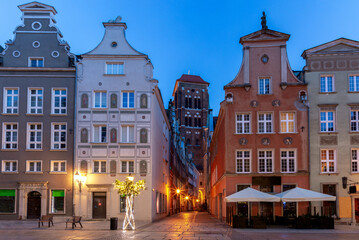 Old medieval housesat the Long market and Saint Mary Church in Gdansk, Poland. - obrazy, fototapety, plakaty