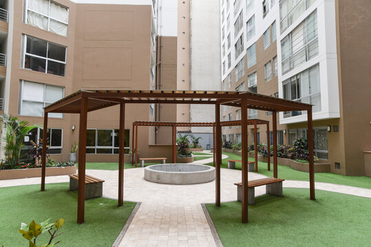 pergola de plaza de condominio de departamentos