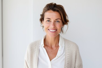 Obraz premium Portrait photography of a cheerful French woman in her 40s against a white background