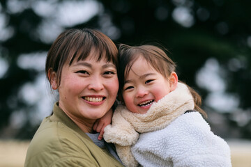 笑顔の親子のクローズアップポートレート