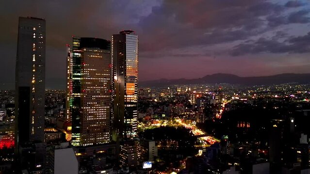 Vista de edificios en ciudad de Mexico en el atardecer