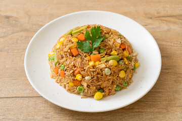  fried rice with green peas, carrot and corn