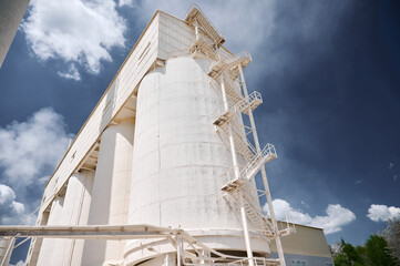 High concrete silos for storage of finished lime products