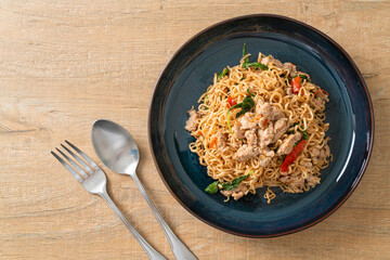 stir-fried instant noodles with basil and minced pork