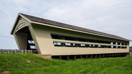 Fototapeta premium 35-80-61 - North Lewisburg Covered Bridge in Union County, Ohio