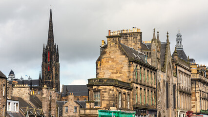 Fototapeta premium Cityscape of the city of Edinburgh with its old medieval-looking buildings, Scotland.
