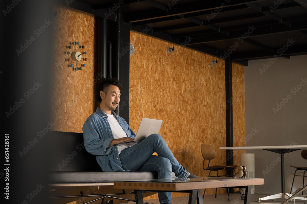 Wall mural Freelance-like men who work in co-working spaces or casual workplaces