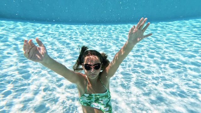 giocando in piscna sott'acqua