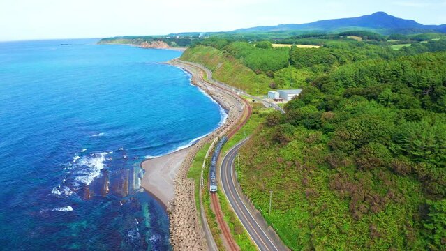青森県 深浦町の海岸線沿いを走行する五能線のリゾート列車を俯瞰撮影