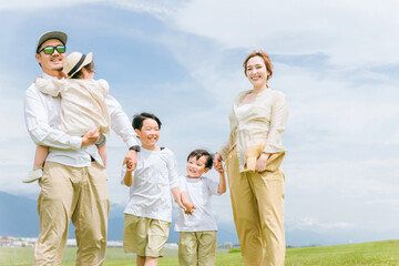 青空が見える公園を歩く家族・ファミリー
