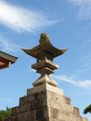 神社門前の石燈篭。
日本の伝統的構造物。