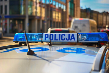 Polska policja pilnuje porządku w dużym mieście.