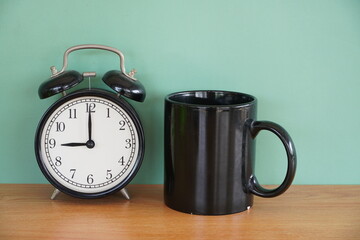 alarm clock with black mug - 651463138