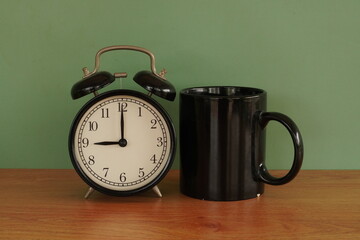 alarm clock with black mug - 651463160