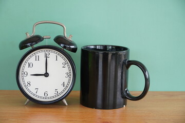 alarm clock with black mug - 651463198
