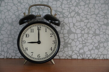 old alarm clock - 651463330