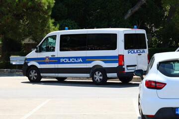 Samochód policja Chorwacja w czasie patrolu w split.   - obrazy, fototapety, plakaty