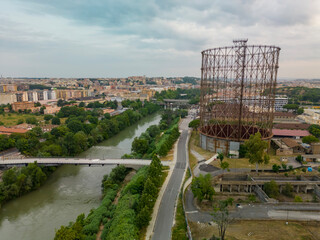 Vista aerea del gazometro a Roma. Il fiume Teveree il ponte di ferro