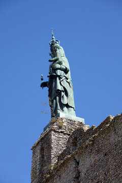 Donjon in Montbazon mit Statue