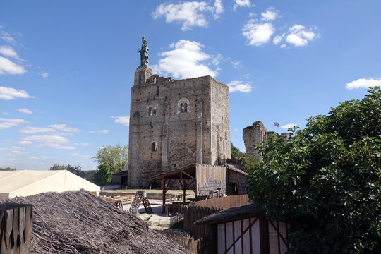 Donjon in Montbazon mit Statue