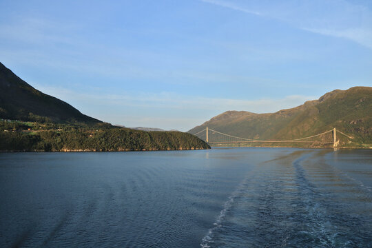 Hardangerfjord mit Hardangerbrua in Norwegen