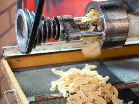 Herstellung von Nudeln nach italienischer Art mit traditioneller Nudelmaschine