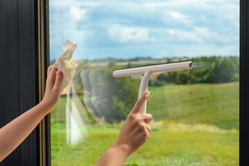 Mycie szyb w oknie elewacyjnym 
