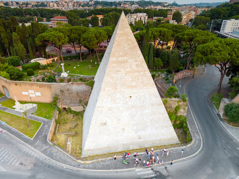 Vista aerea della piramide cestia a Roma. Unica piramide Egizia in Europa.Fatta da Caio Cestio