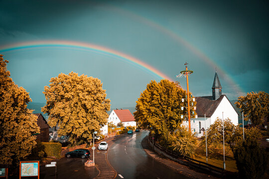 Dorfplatz mit Regenbogen