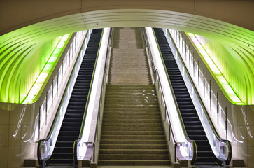 Far-reaching stairs and escalators