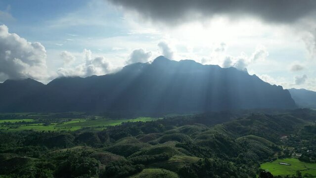 라오스 방비엥의 원시자연 풍경, 산맥과 춤추는 구름들