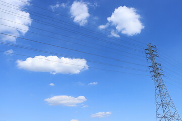 夏の青空と雲と鉄塔のある風景