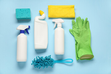 Obraz na płótnie Canvas Set of cleaning supplies on blue background