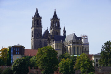 Blick auf den Magdeburger Dom von der Elbe aus

