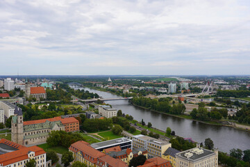 Fototapeta na wymiar Blick vom Turm des Magdeburger Doms aus die Stadt und die Elbe