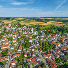 Blick über Alt-Kissing bei Augsburg in die Region Lechrain