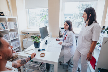 Obraz premium Experienced Healthcare Workers Examining Young Patients in a Clinic