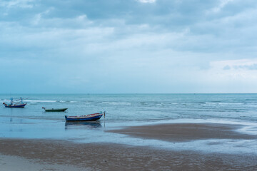 Obraz premium Fisherman's boats moored nearby on the beach,and beautiful clouds