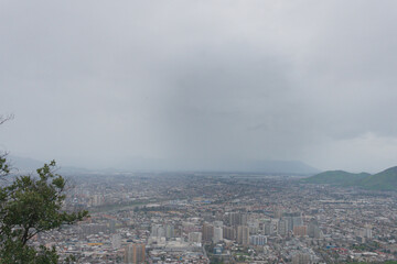Paisaje panorámico de Santiago de chile en un día nublado de invierno