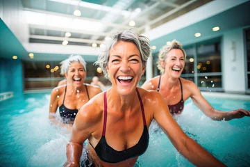Crédence de cuisine en verre imprimé Fitness Group of mature women doing gymnastics in the gym pool