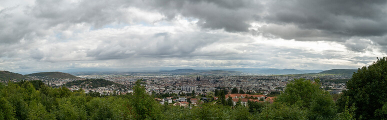 Fototapeta na wymiar vue panoramique sur Clermont-Ferrand et les alentours