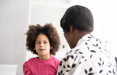 Obraz premium African American mother and daughter. Woman togetherness concept : Mom and afro kid in a cheerful friendship family.