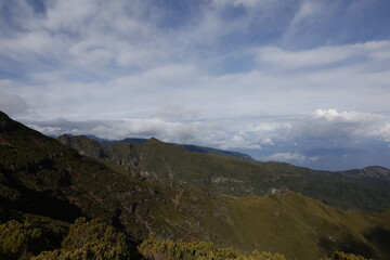 góra, krajobraz, niebo, chmury, mgła, podróż, turystyka, ścieżka, panorama, Madeira, Portugalia, zieleń, park, kamienie. skały © Krzysztof