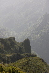 góra, krajobraz, niebo, chmury, mgła, podróż, turystyka, ścieżka, panorama, Madeira, Portugalia, zieleń, park, kamienie. skały © Krzysztof