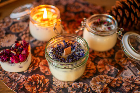Lavendelkerze im Glas mit Holzdocht