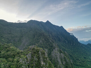라오스의 바위산과 산맥 그리고 정글과 숲과 들판의 아름다운 풍경